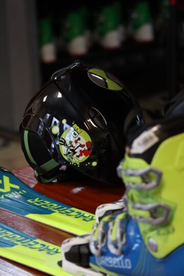 Biały krzyż - wypożyczalnia nart i snowboardów (2)