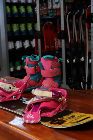 Biały krzyż - wypożyczalnia nart i snowboardów (3)